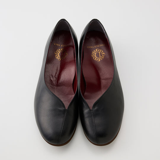 NINA | 3133｜BLACK 防水加工レザー アシンメトリー Vカット フラットパンプス