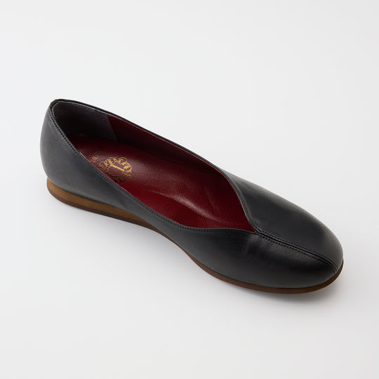 NINA | 3133｜BLACK 防水加工レザー アシンメトリー Vカット フラットパンプス
