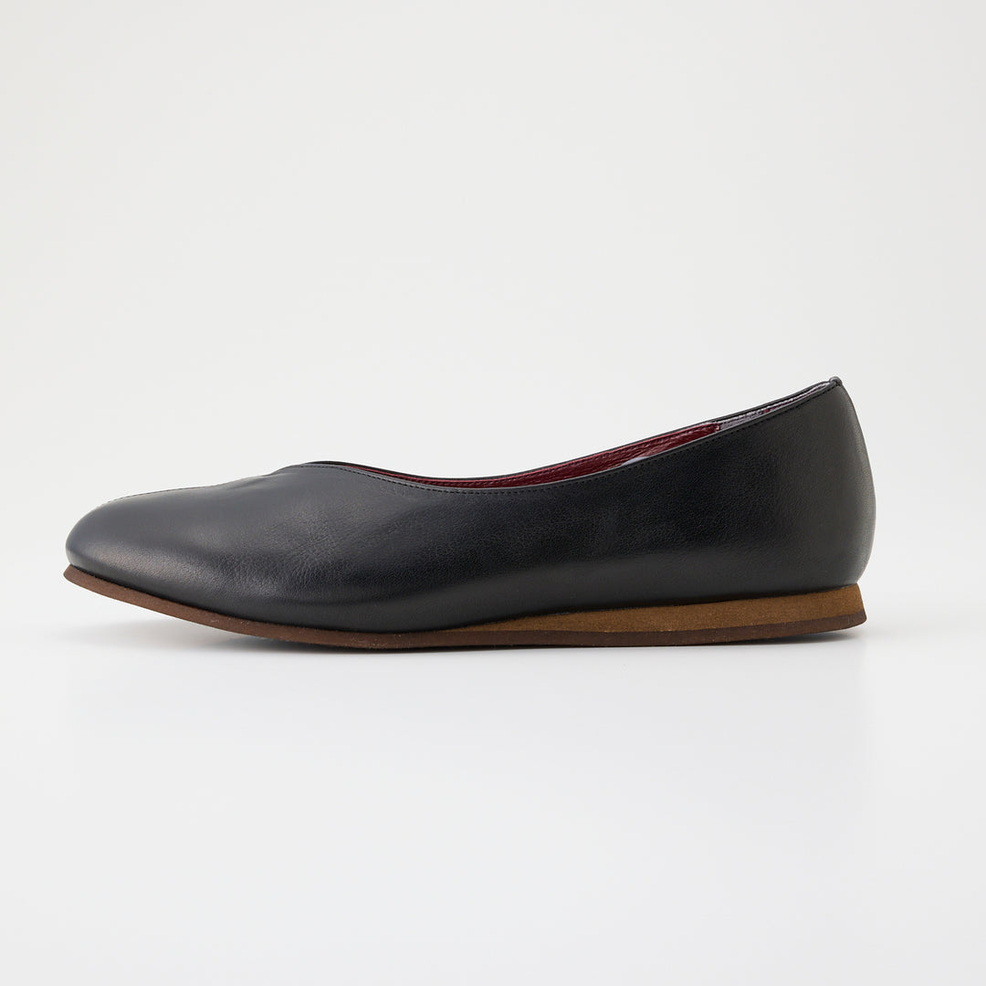 NINA | 3133｜BLACK 防水加工レザー アシンメトリー Vカット フラットパンプス