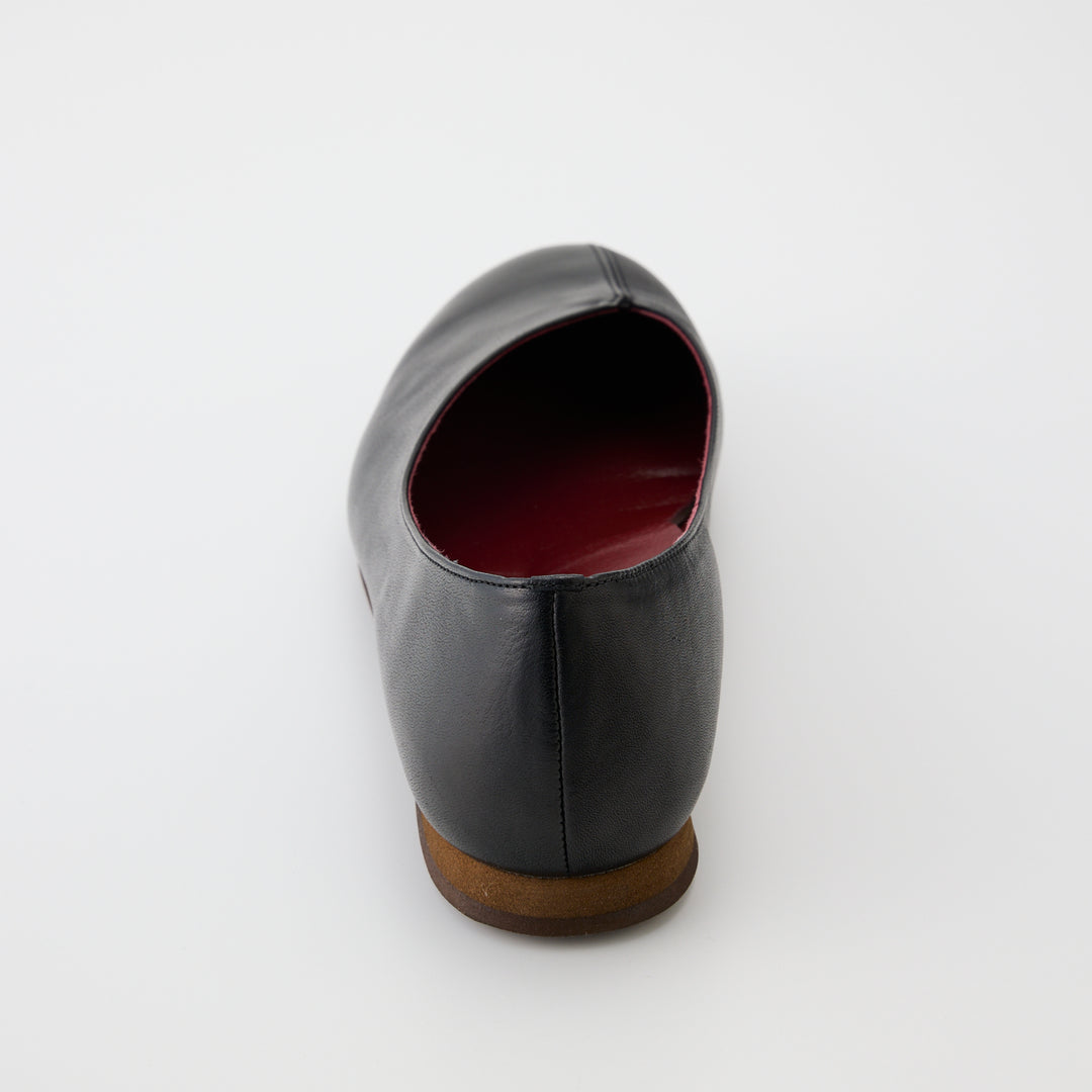 NINA | 3133｜BLACK 防水加工レザー アシンメトリー Vカット フラットパンプス