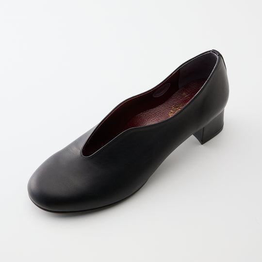 ANNA | 1105｜BLACK 防水加工レザー Vカット 太ヒールパンプス