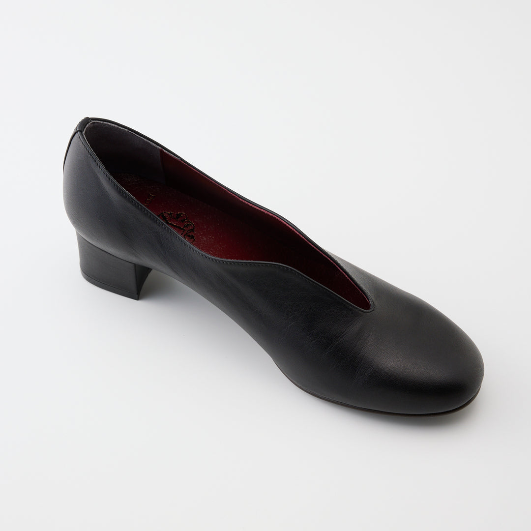 ANNA | 1105｜BLACK 防水加工レザー Vカット 太ヒールパンプス