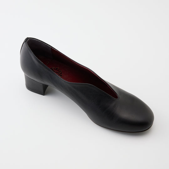 ANNA | 1105｜BLACK 防水加工レザー Vカット 太ヒールパンプス