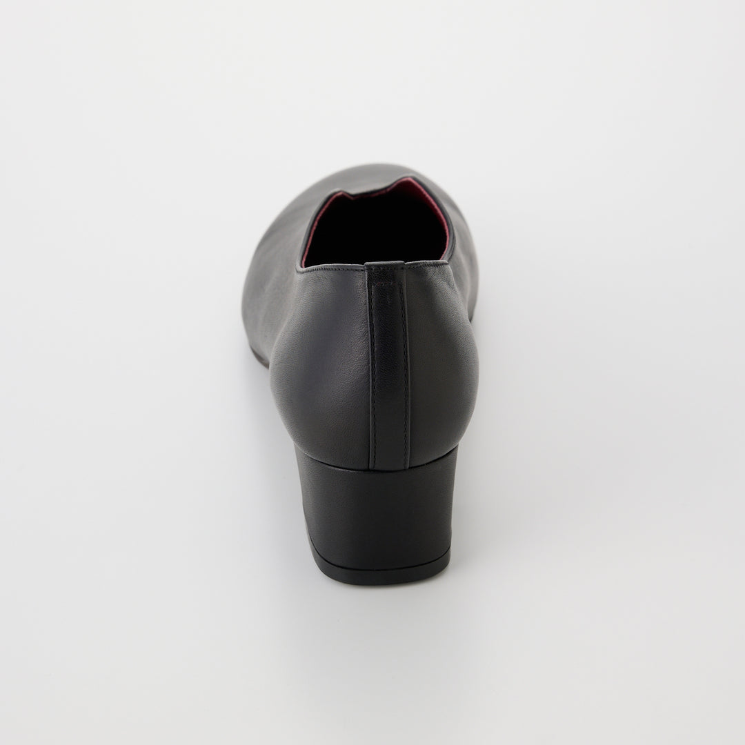 ANNA | 1105｜BLACK 防水加工レザー Vカット 太ヒールパンプス