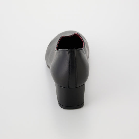 ANNA | 1105｜BLACK 防水加工レザー Vカット 太ヒールパンプス