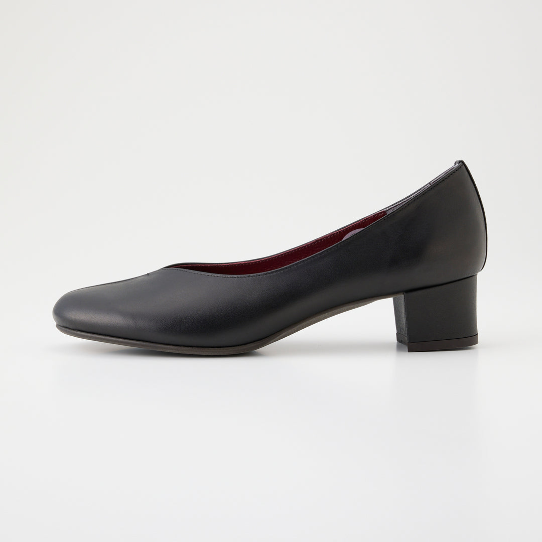SOFIA | 1102｜BLACK 防水加工レザー Vカット パンプス