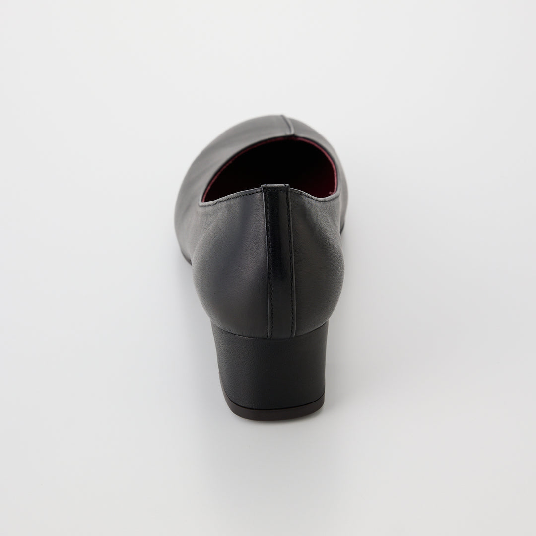 SOFIA | 1102｜BLACK 防水加工レザー Vカット パンプス