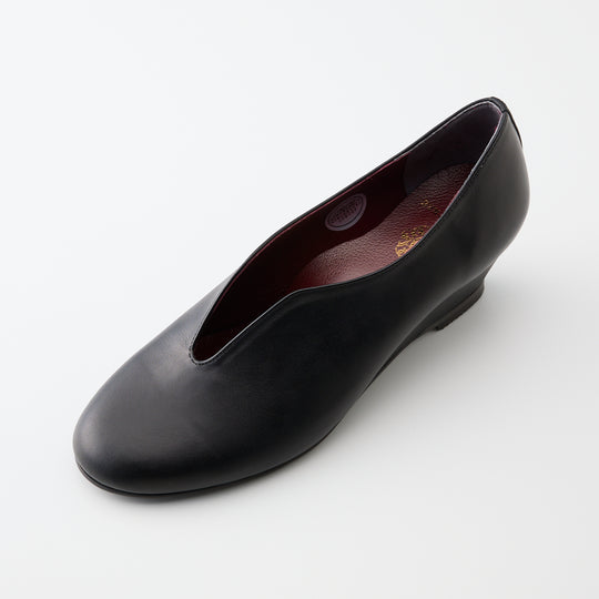 VALERIE | 2126｜BLACK 防水加工レザー Vカット ウェッジパンプス
