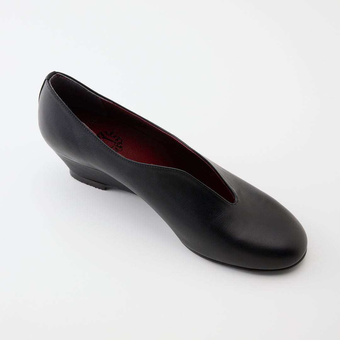 VALERIE | 2126｜BLACK 防水加工レザー Vカット ウェッジパンプス