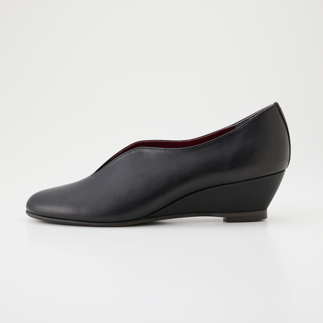 VALERIE | 2126｜BLACK 防水加工レザー Vカット ウェッジパンプス