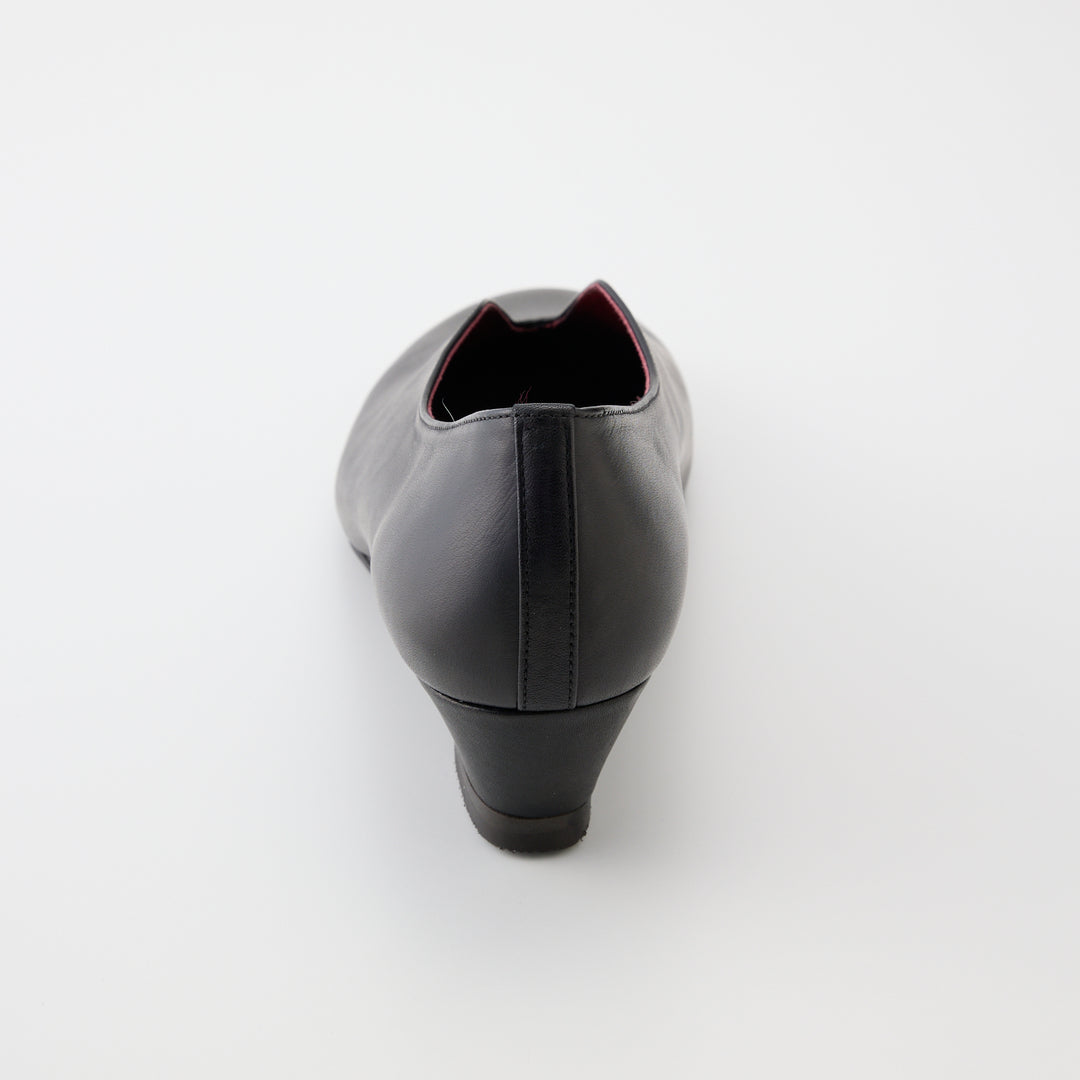 VALERIE | 2126｜BLACK 防水加工レザー Vカット ウェッジパンプス