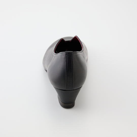 VALERIE | 2126｜BLACK 防水加工レザー Vカット ウェッジパンプス