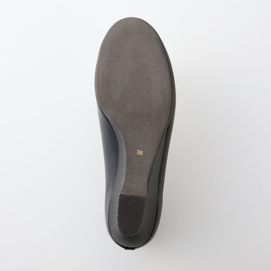 VALERIE | 2126｜BLACK 防水加工レザー Vカット ウェッジパンプス