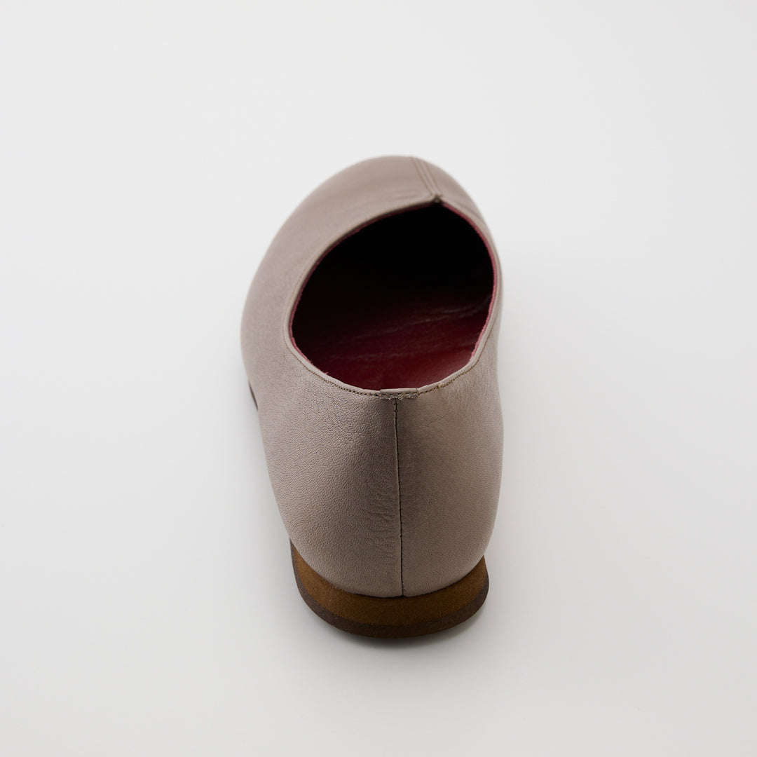 NINA | 3133｜GRAY 防水加工レザー アシンメトリー フラットパンプス
