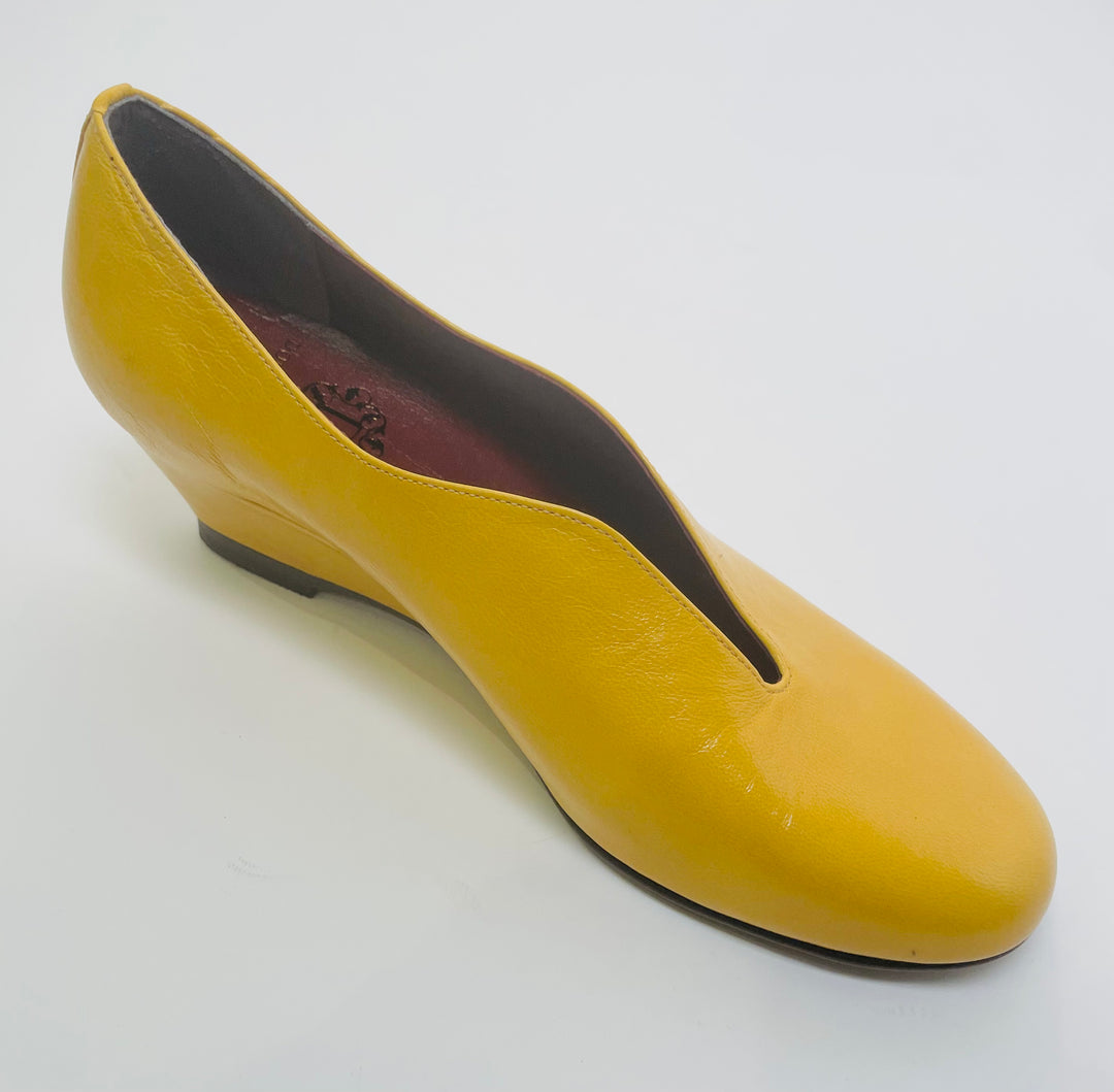 VANESSA | 4040｜YELLOW アンティーク加工レザー Vカット ウェッジパンプス