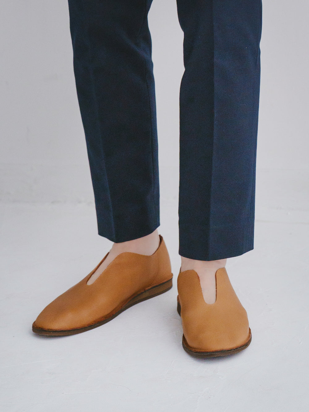 BENOIT for MEN | 8087M｜BEIGE ソフトシュリンクレザー  Vカットパンプス