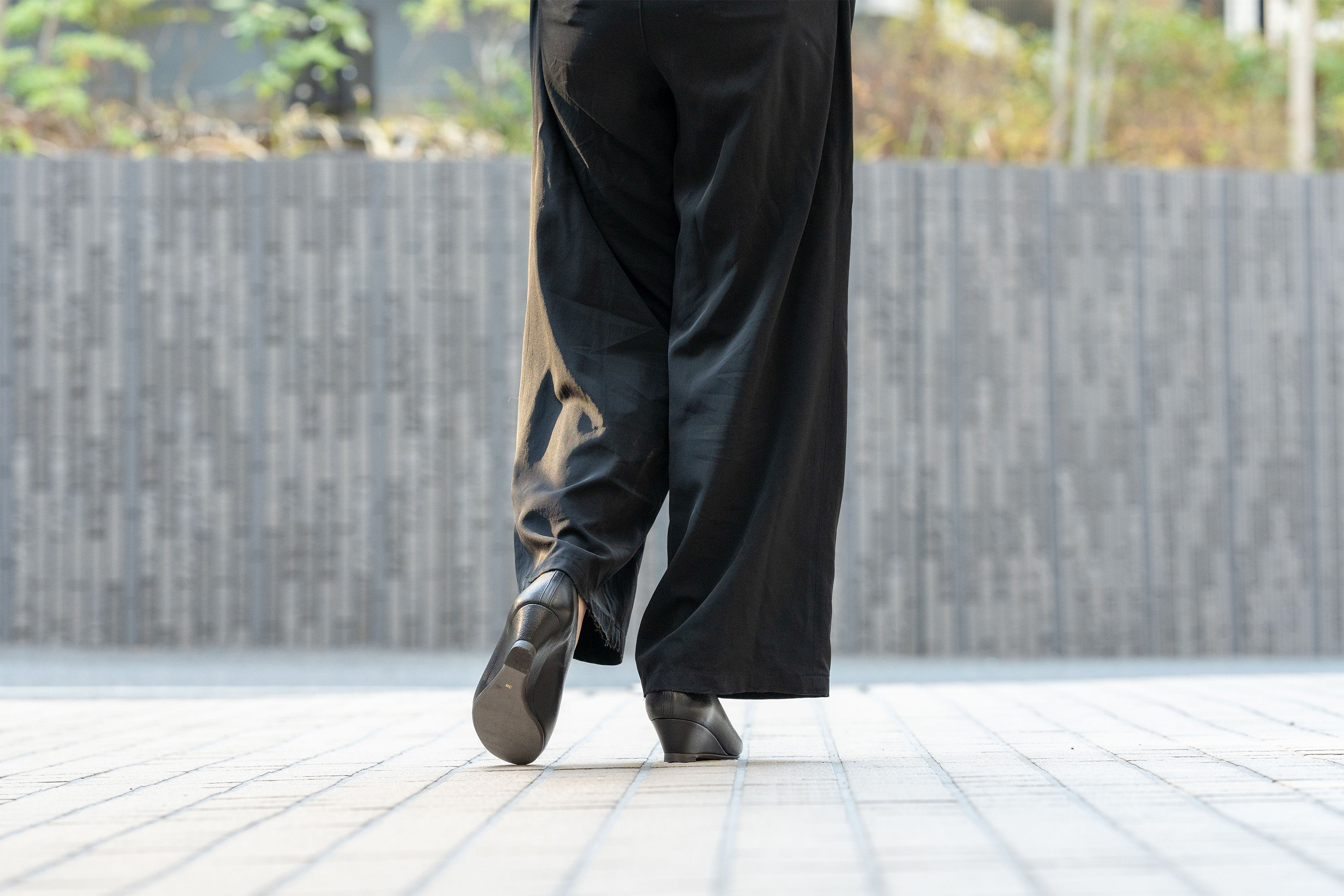 VANESSA | 4040｜BLACK アンティーク加工レザー Vカット